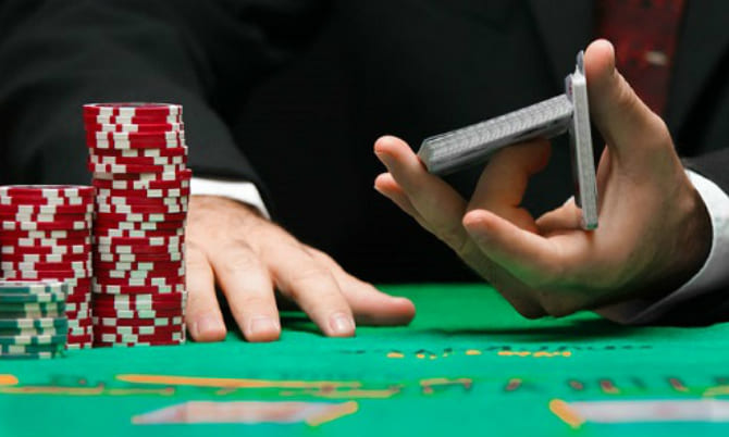 Nguồn gốc của cái tên Dealer (Croupier) xuất phát từ đâu?